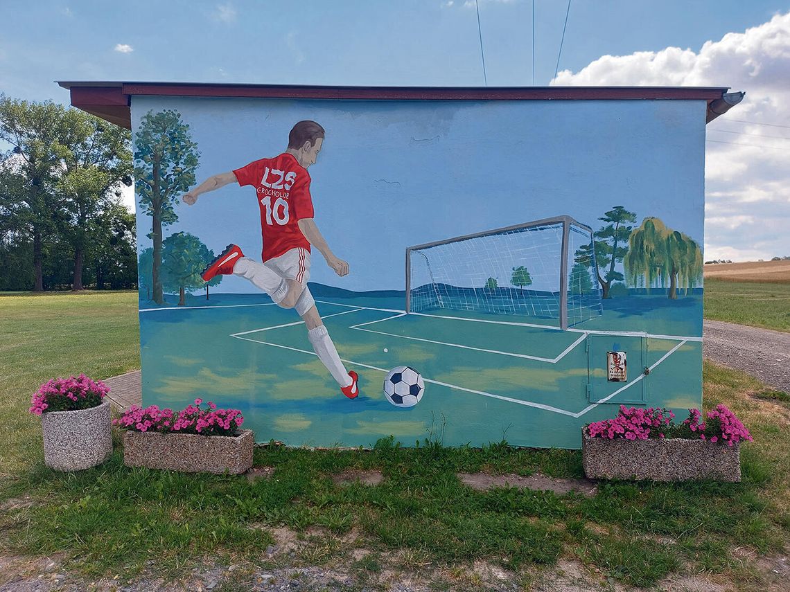 Piłkarz z numerem 10 wrócił na boisko w Grocholubiu. Nowy mural przypomina czasy LZS‑u Mural piłkarza z numerem 10 przy boisku w Grocholubiu — nowa ozdoba sportowego zakątka wsi