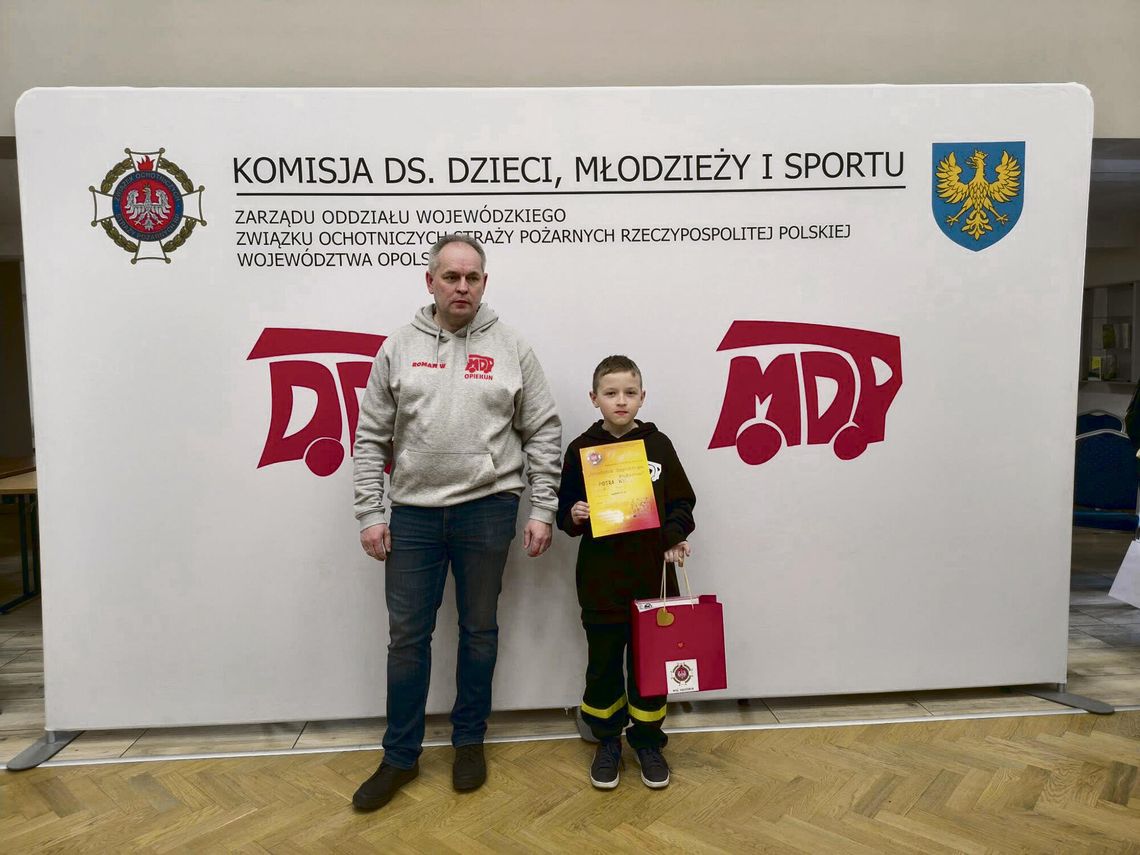 Młody strażak Piotr Wyszka z OSP Łowkowice podczas konkursu wiedzy pożarniczej
