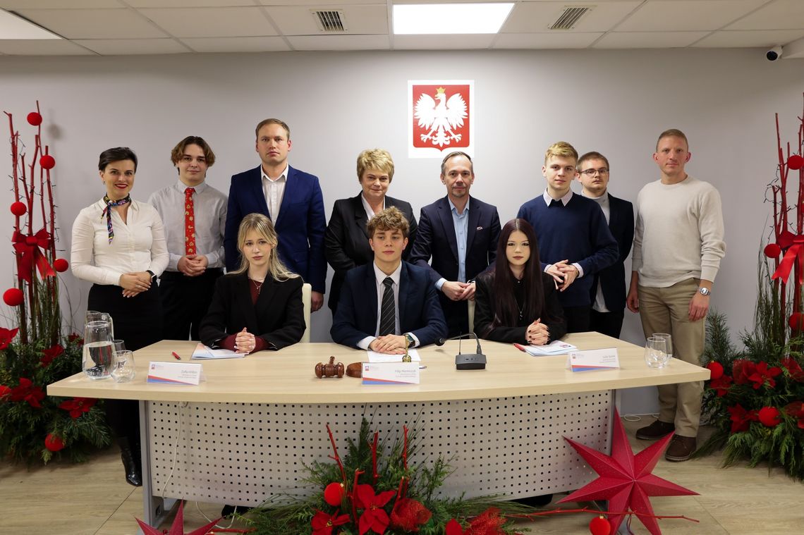 Po 27 latach w powiecie krapkowickim powstała Młodzieżowa Rada Powiatu – młodzi zaczynają działać! Pierwsza sesja Młodzieżowej Rady Powiatu Krapkowickiego – młodzi radni składają ślubowanie