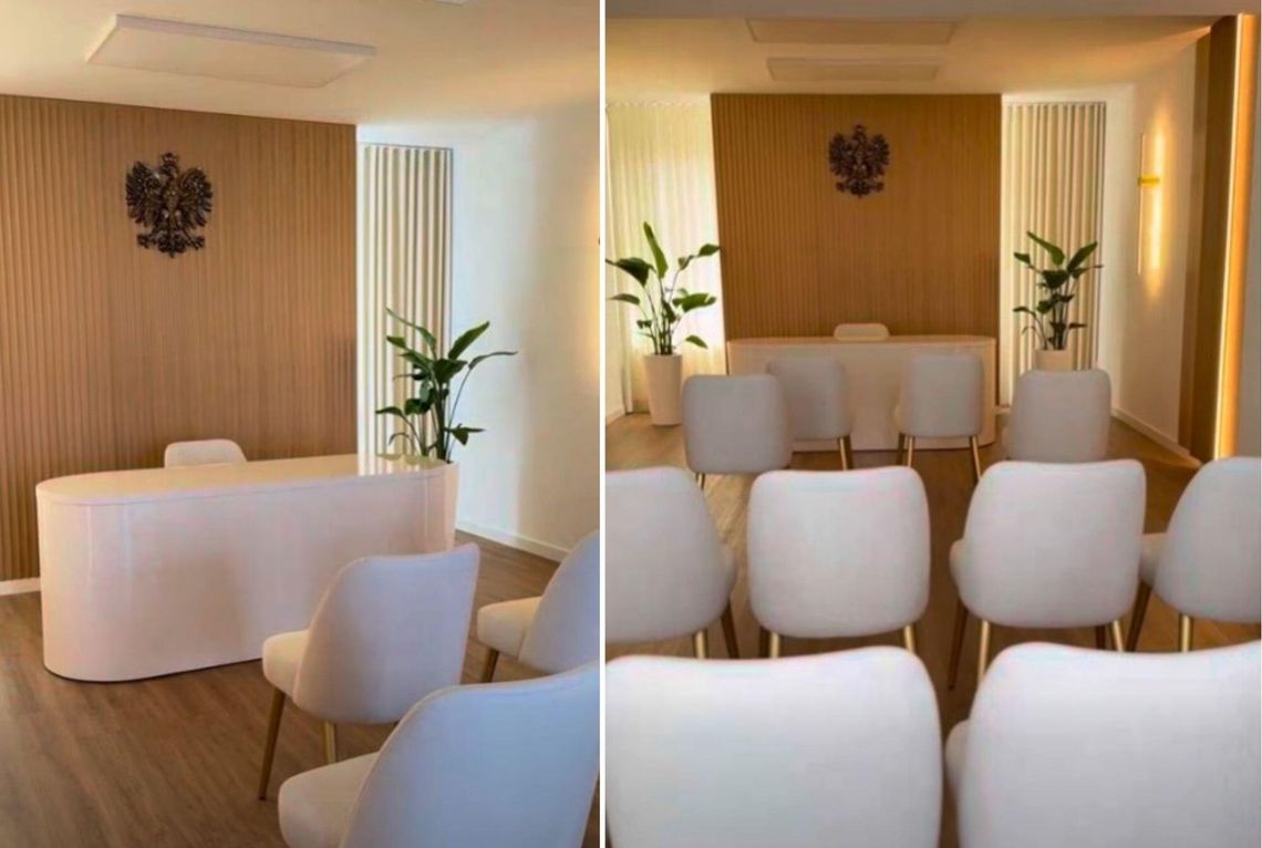 Odnowiona sala ślubów w Urzędzie Miejskim w Zdzieszowicach po kompleksowym remoncie i modernizacji wnętrza.