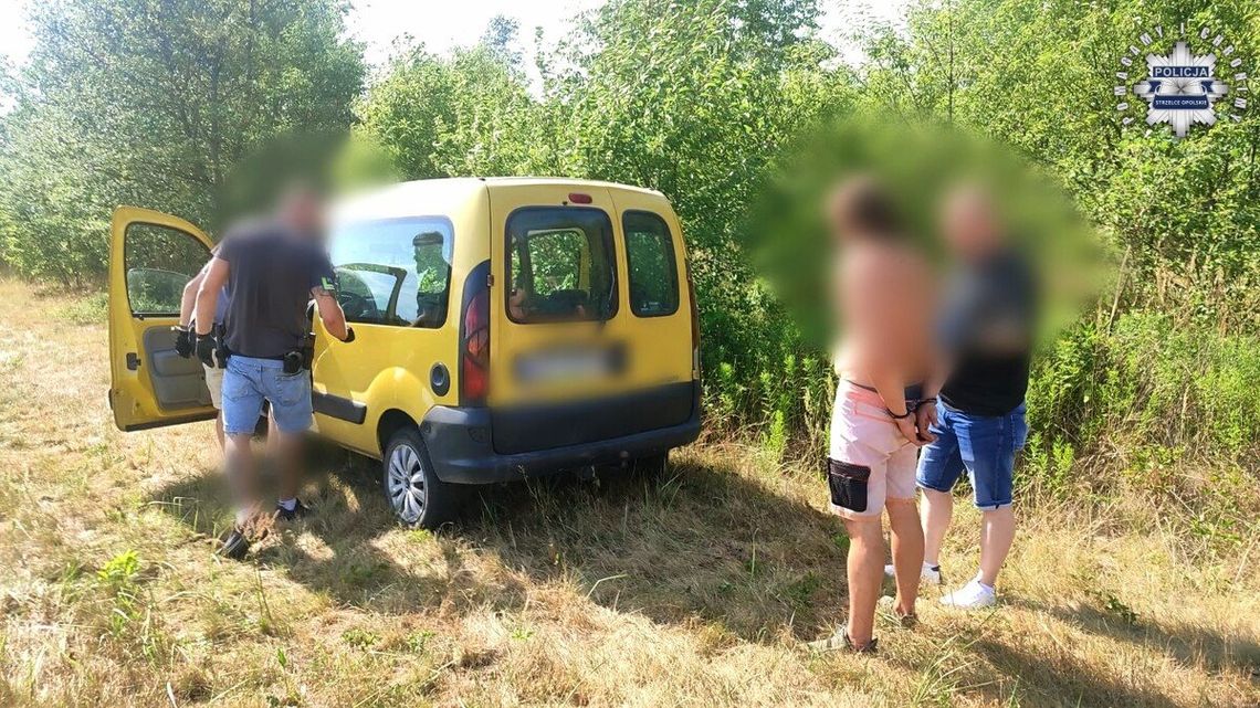 PO SĄSIEDZKU: Kradzież auta, groźby nożem i dwa rozboje w jeden wieczór. 34‑latek zatrzymany po szalonej serii przestępstw Policjanci zatrzymują 34‑latka podejrzanego o kradzież auta i dwa rozboje w Zawadzkiem.
