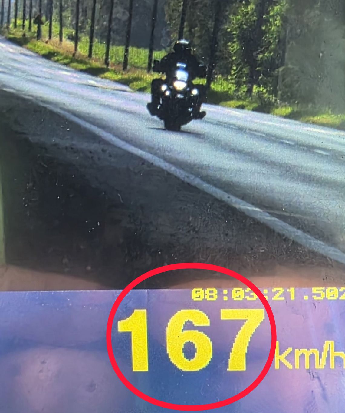 Policjanci z Komendy Powiatowej Policji w Strzelcach Opolskich kontrolują motocyklistę na drodze krajowej nr 94 po przekroczeniu prędkości do 167 km/h.