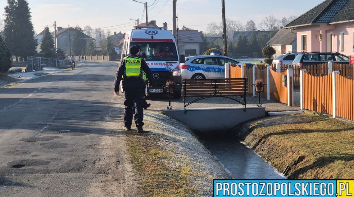 PO SĄSIEDZKU: Brutalne podwójne zabójstwo w Kadłubie. Trwa obława za 17-latkiem, zamknięto ulice i szkoły Radiowozy policyjne i funkcjonariusze zabezpieczający teren przy domu jednorodzinnym w Kadłubie podczas nocnej akcji