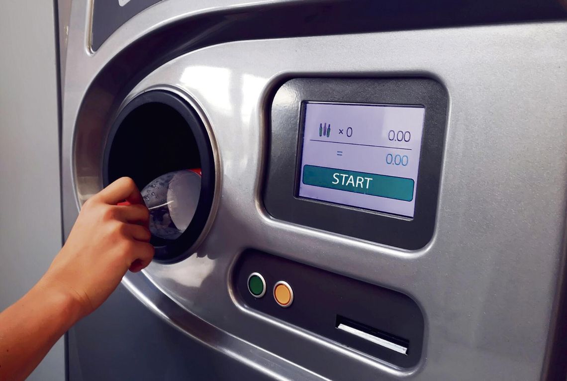 Polacy zwrócili już 2,3 mld opakowań! System kaucyjny rośnie, a rekordowy był czerwiec „Automat do zwrotu butelek i puszek w jednym z polskich sklepów — widoczne opakowania w systemie kaucyjnym.”