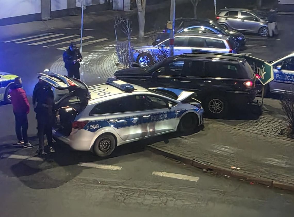 Policyjny pościg zakończony kraksą w centrum Krapkowic. Radiowóz zderzył się z osobówką na Prudnickiej