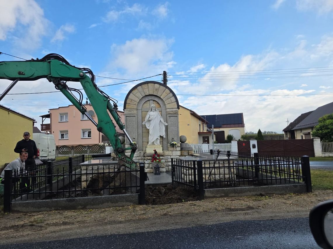 Ponad 100-letni pomnik odzyskał otoczenie. W Grocholubiu chcą teraz ocalić nazwiska poległych Ponad 100-letni pomnik mieszkańców Grocholubia poległych podczas I wojny światowej po odnowieniu otoczenia