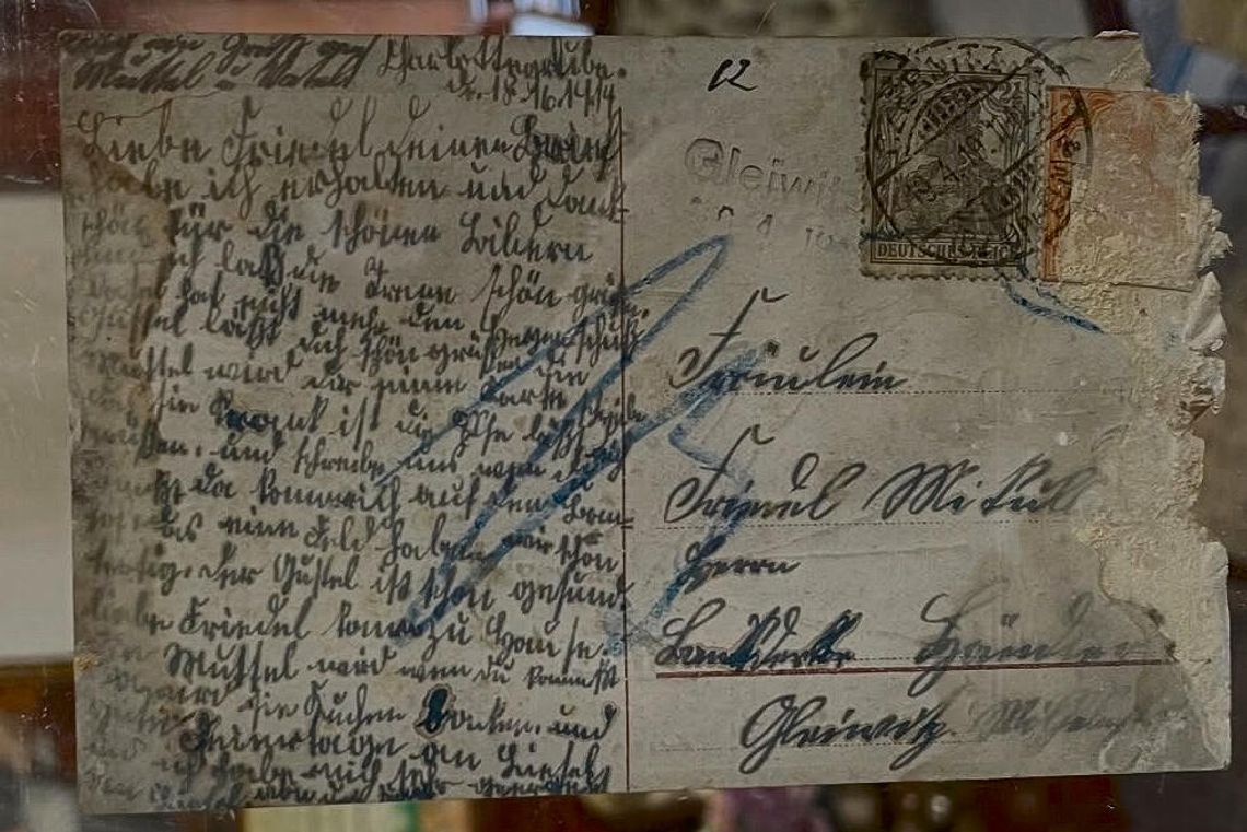 Ponad 100‑letnia pocztówka znaleziona za listwą przypodłogową w pałacu w Mosznej