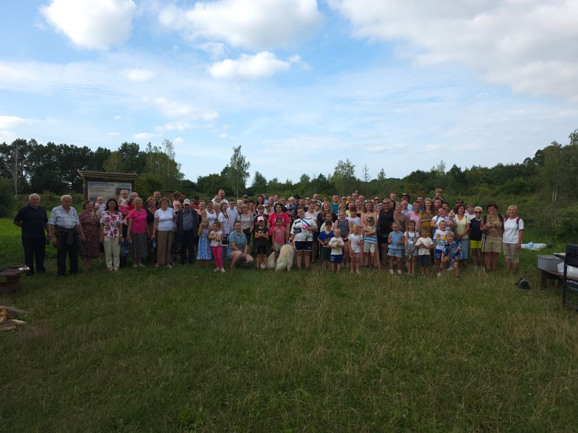 Ponad 100 mieszkańców ruszyło śladami historii Obrowca. Niezwykły spacer połączył pokolenia Mieszkańcy Obrowca podczas Spaceru Łączącego Pokolenia prowadzonego przez Józefa Szulca