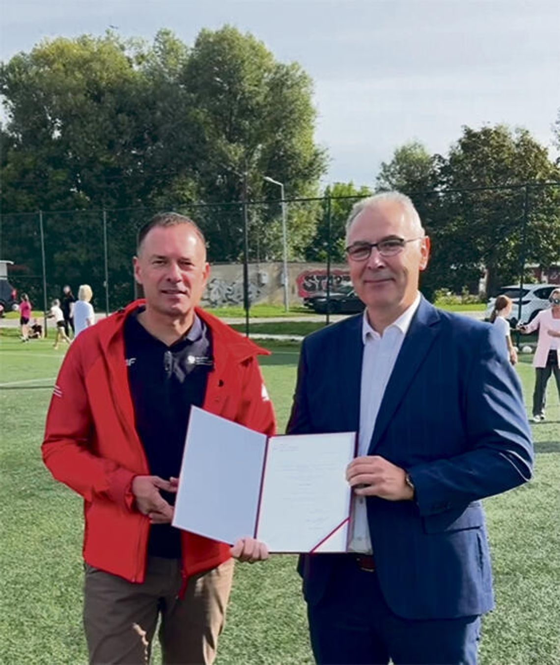Ponad 179 tys. zł na modernizację kompleksu sportowego w Krapkowicach Orlik przy pływalni „Delfin” w Krapkowicach, gdzie zaplanowano modernizację szatni, pomieszczeń socjalnych i oświetlenia kortów tenisowych.