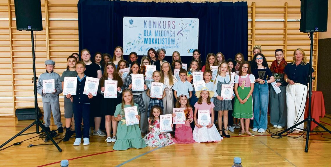 Ponad 40 młodych talentów na scenie! Martyna Gawron zdobyła Grand Prix „Czasu na Piosenkę” Młodzi wokaliści występujący podczas jubileuszowej edycji konkursu „Czas na Piosenkę” w Publicznej Szkole Podstawowej w Brożcu.