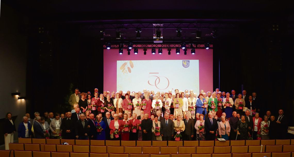 Ponad 70 par świętowało Złote Gody w Krapkowicach. Pół wieku razem Jubilaci świętujący 50-lecie małżeństwa podczas uroczystości Złotych Godów w Krapkowickim Domu Kultury.