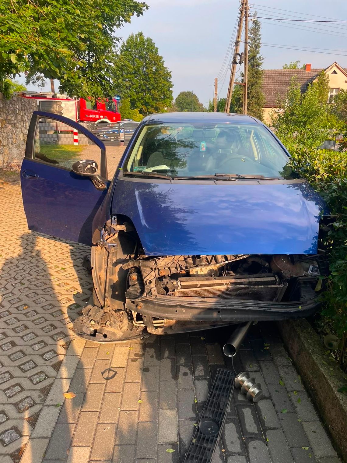 Poranny poślizg zakończył jazdę na ogrodzeniu. 18-latek stracił panowanie nad autem w Kamieniu Śląskim Uszkodzony fiat po uderzeniu w ogrodzenie posesji przy ulicy Parkowej w Kamieniu Śląskim.