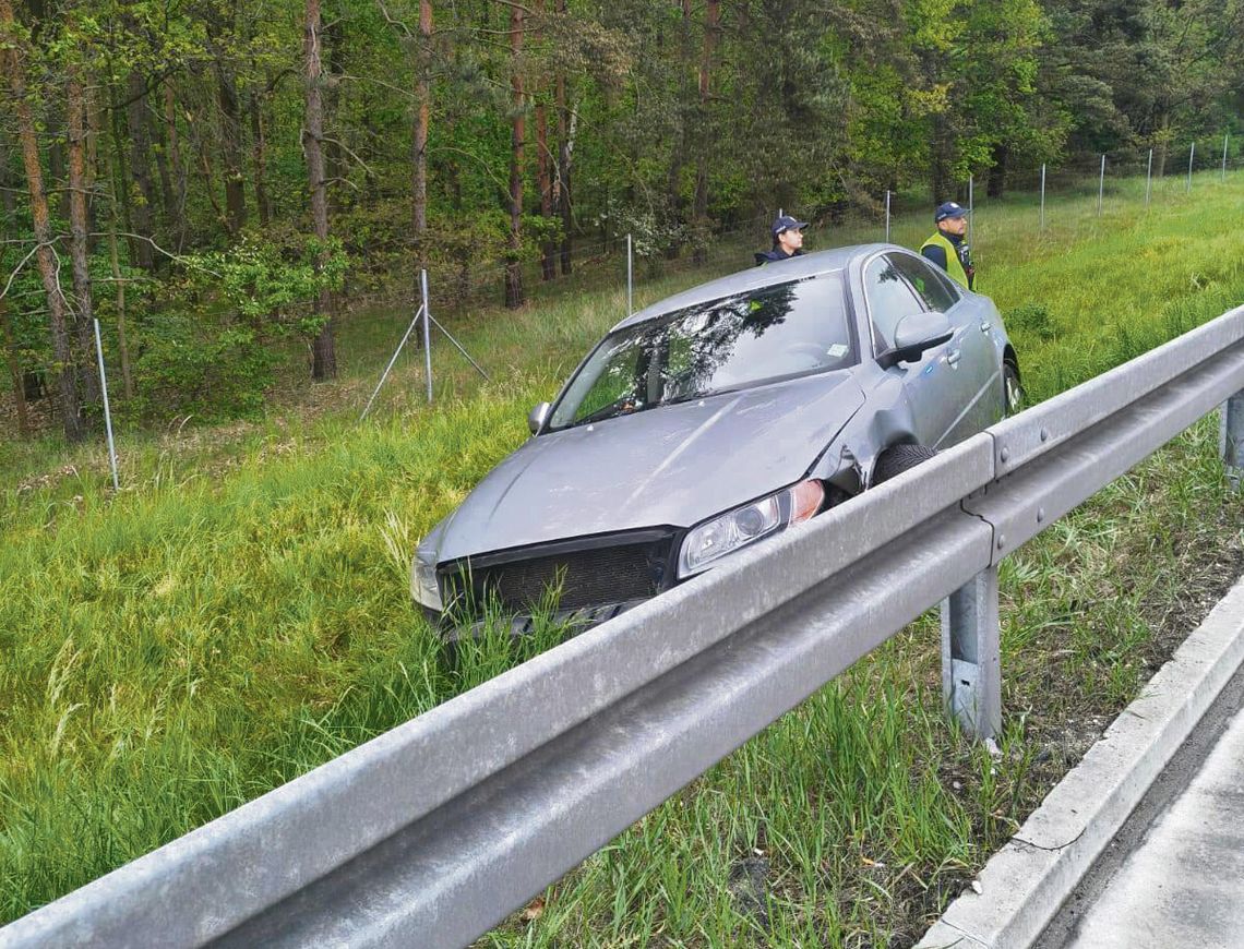 Porzucone Volvo na A4. Kierowca zniknął, służby w akcji na 250. kilometrze Radiowóz i straż pożarna przy porzuconym samochodzie na autostradzie A4 o świcie