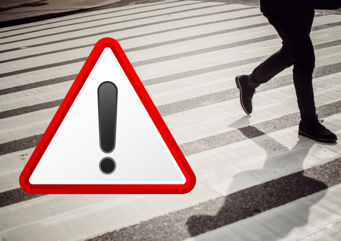 Miejsce potrącenia 16-latka na przejściu dla pieszych przy ulicy Piastowskiej w Otmęcie – interwencja służb ratunkowych