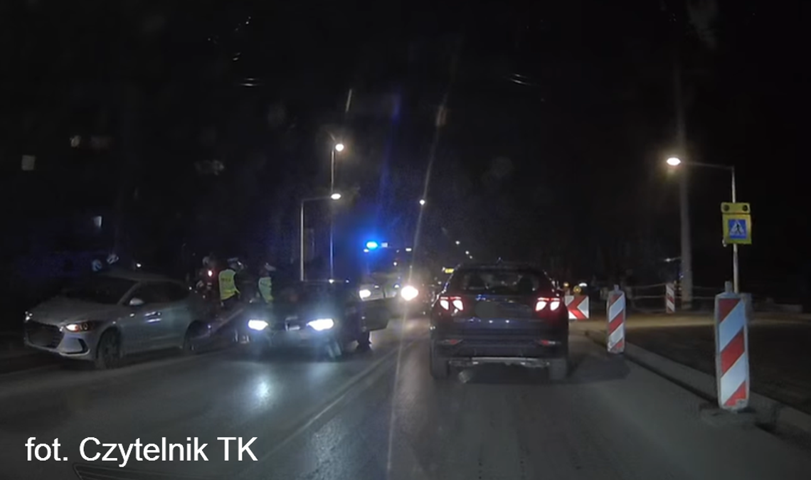 Potrącenie kobiety w Krapkowicach. Przy Prudnickiej lądował śmigłowiec LPR Śmigłowiec Lotniczego Pogotowia Ratunkowego na miejscu potrącenia kobiety na ulicy Prudnickiej w Krapkowicach