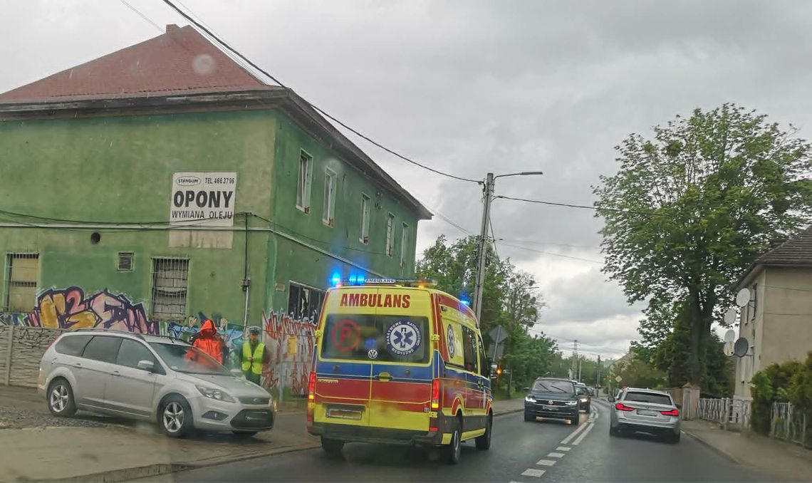 Policja i służby ratunkowe na miejscu potrącenia rowerzystki przez kierowcę forda na ulicy Opolskiej w Krapkowicach.