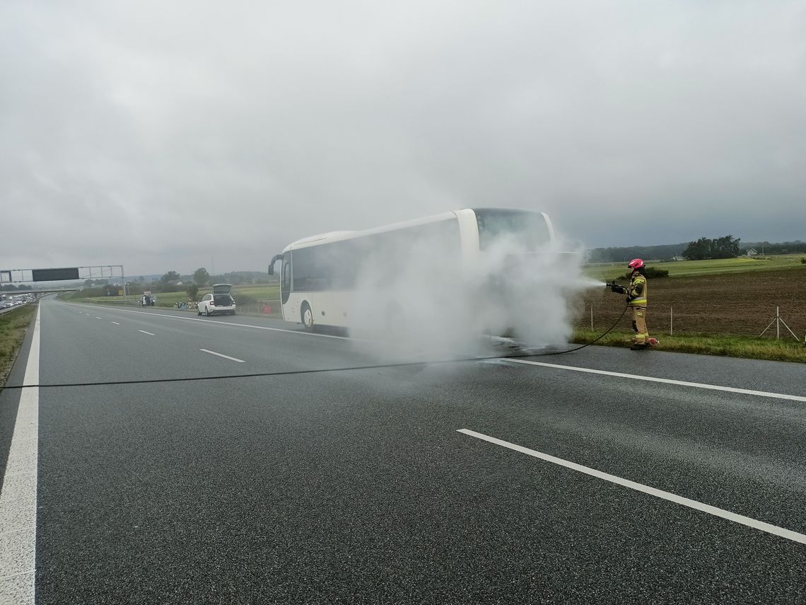 Pożar autokaru na A4. 41 osób ewakuowanych
