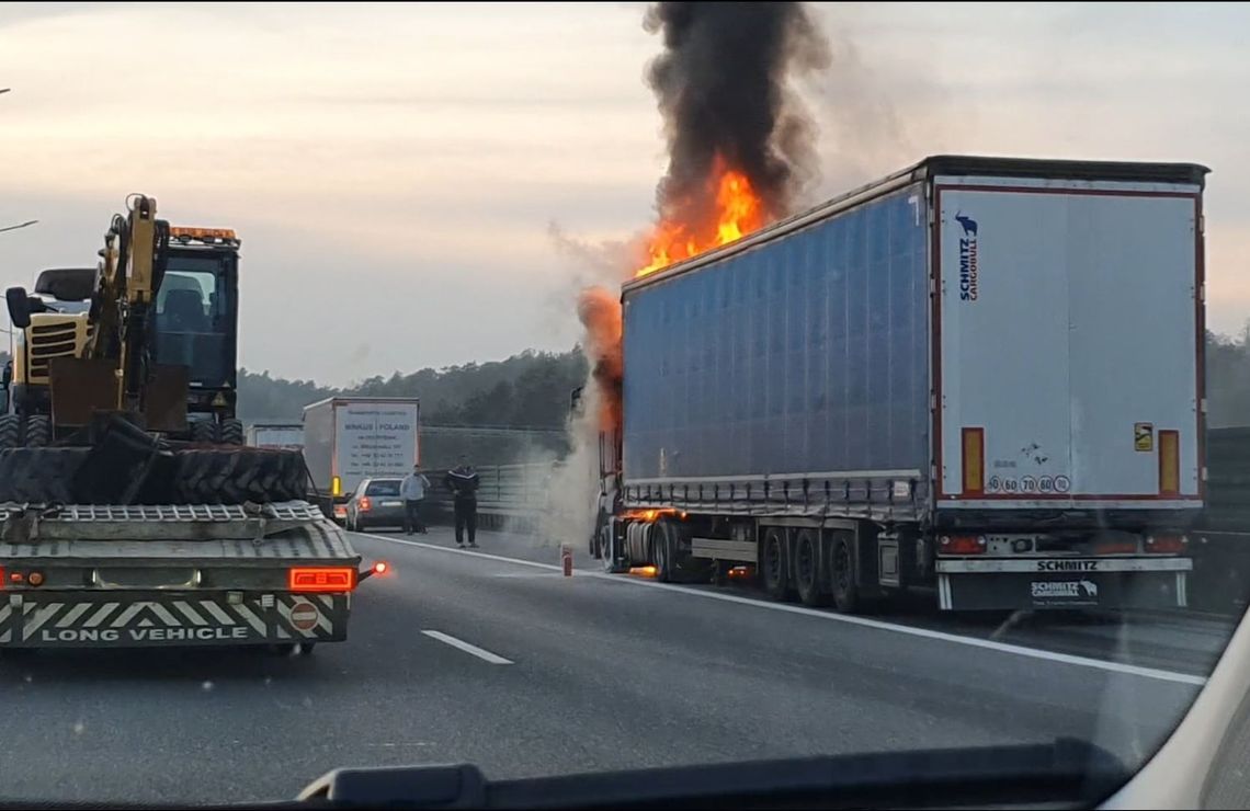 Pożar ciężarówki na autostradzie A4 w rejonie Krapkowic – strażacy gaszą płonącą naczepę przewożącą sprzęt AGD