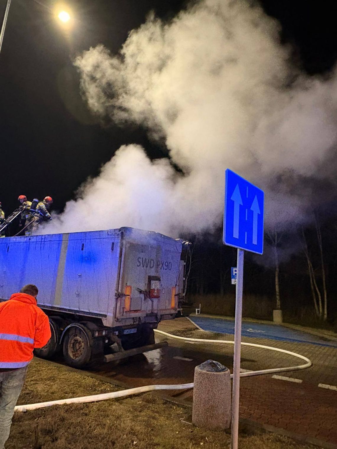 Pożar ciężarówki na wjeździe na autostradę A4 w Krapkowicach. Naczepa z koksem w ogniu Strażacy gaszą pożar naczepy samochodu ciężarowego z koksem na wjeździe na autostradę A4 w powiecie krapkowickim nocą.