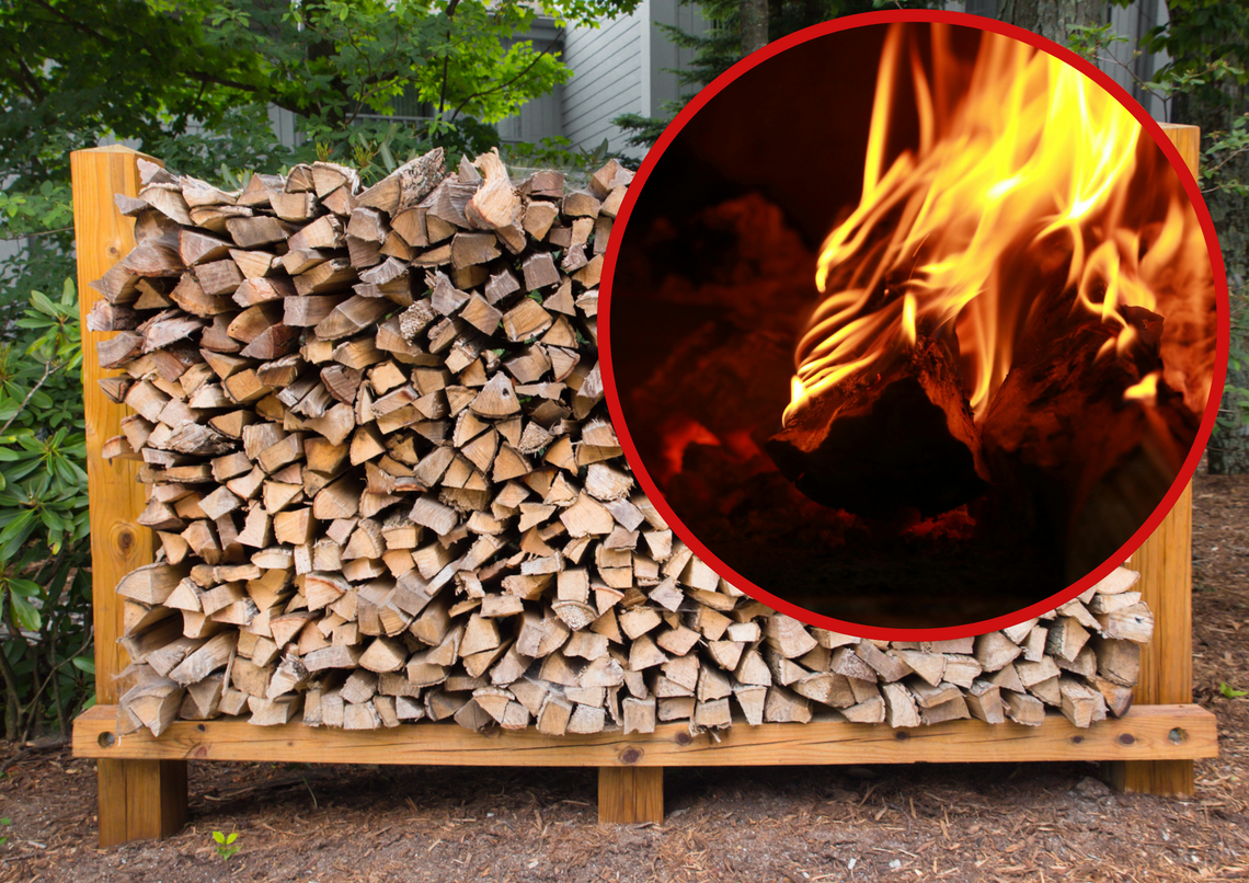 Strażacy gaszą pożar drewutni przy domu jednorodzinnym w Dobrej