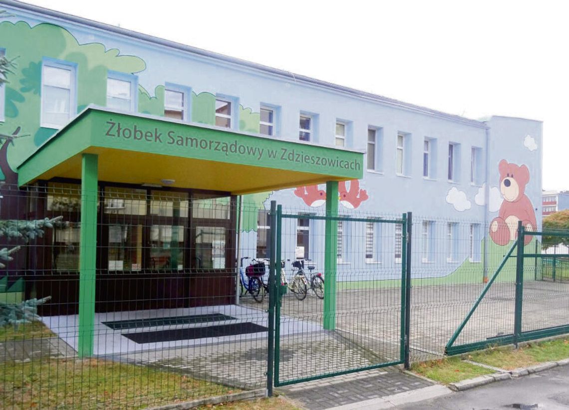 Przykładowa sala sensoryczno‑motoryczna z wyposażeniem wspierającym rozwój dzieci w wieku żłobkowym.