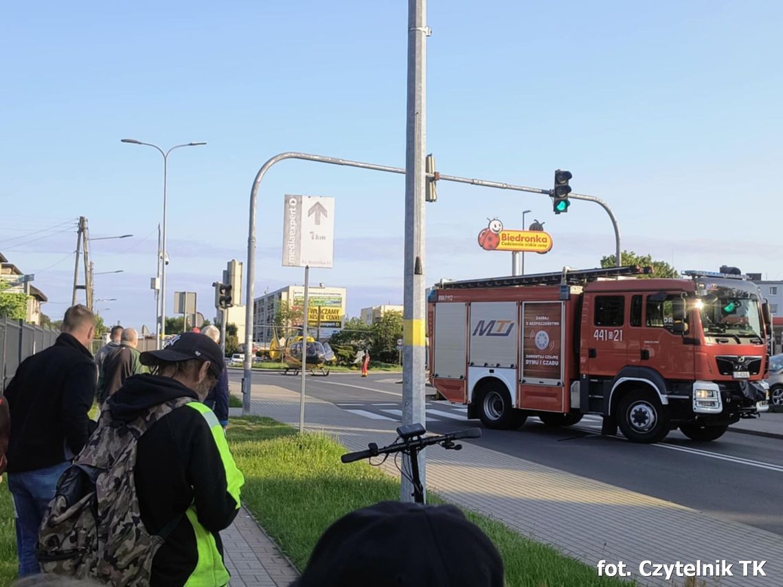 Śmigłowiec LPR lądujący na ul. 3 Maja w Krapkowicach – akcja ratunkowa zabezpieczana przez straż pożarną