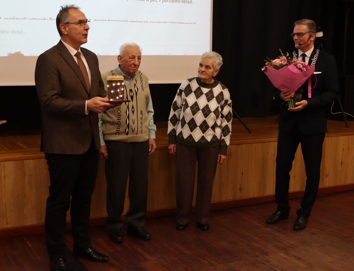 Uhonorowanie państwa Henryka i Eleonory Jaschik podczas sesji Rady Miejskiej w Krapkowicach