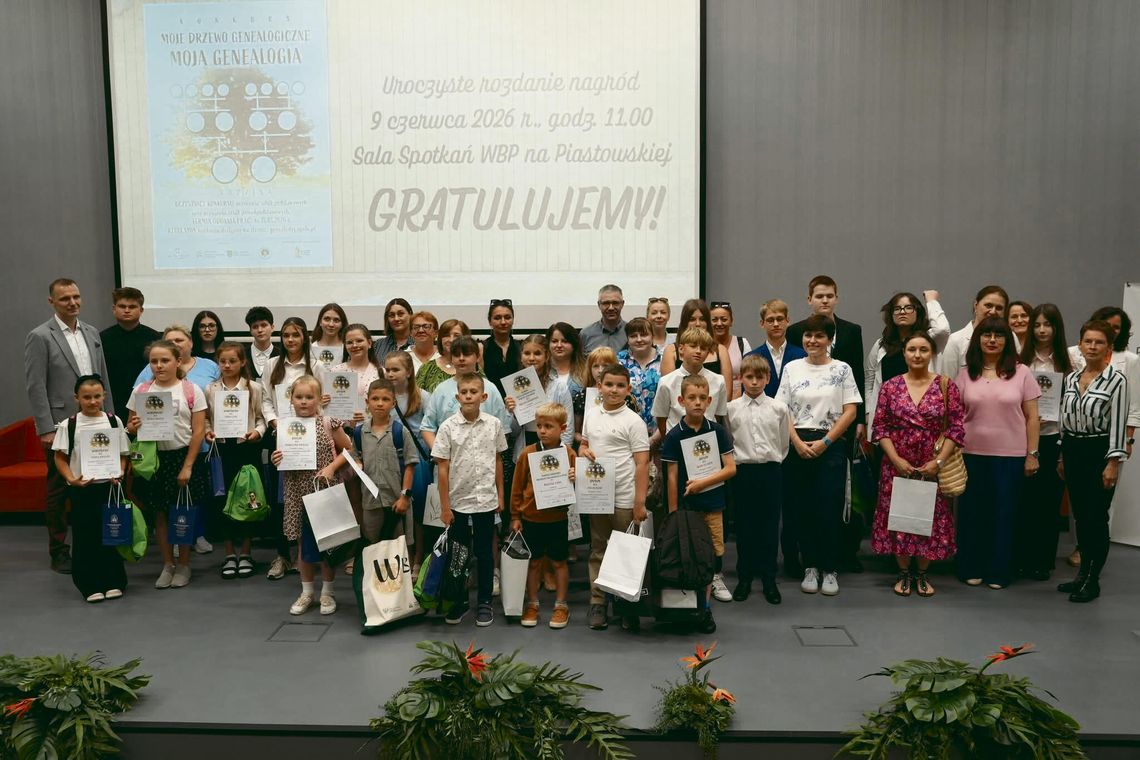 PSP Malnia zdominowała konkurs genealogiczny! Aż 10 nagród dla młodych z gminy Gogolin Nagrodzeni uczniowie PSP Malnia prezentują swoje prace genealogiczne podczas konkursu wojewódzkiego.