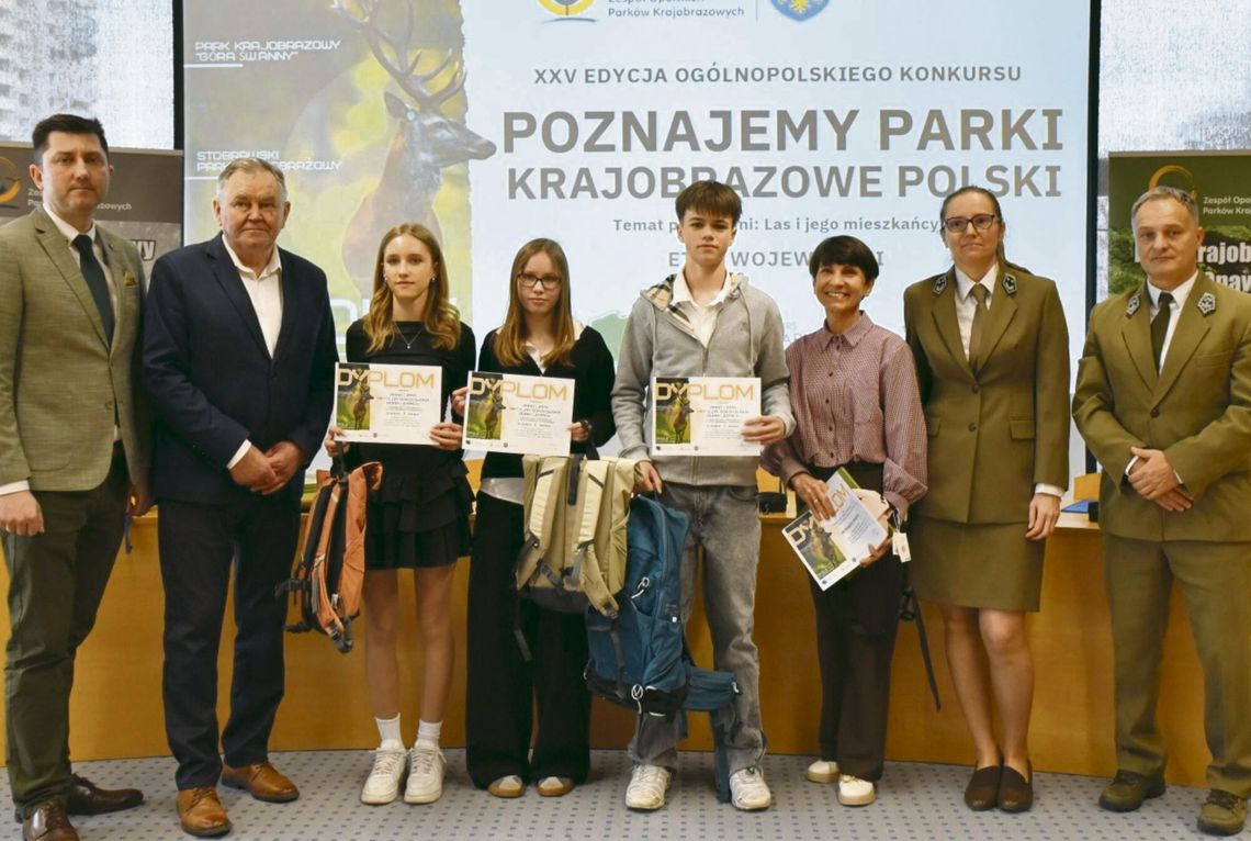 Zwycięska drużyna PSP nr 2 w Zdzieszowicach podczas finału wojewódzkiego konkursu „Poznajemy Parki Krajobrazowe Polski”