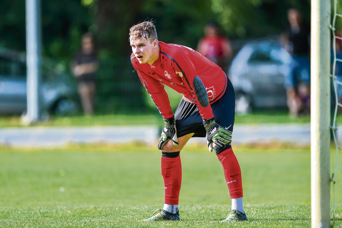 Racławiczki rozbiły Polonię Biała 6:0! Awans przypieczętowany, bramkarz… strzelił gola Piłkarze LZS Racławiczki świętują wysokie zwycięstwo i awans po meczu z Polonią Biała.