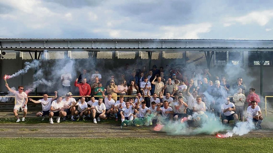 Piłkarze LZS Racławiczki świętują awans do klasy okręgowej po zwycięstwie 5:0 nad Orłem Źlinice
