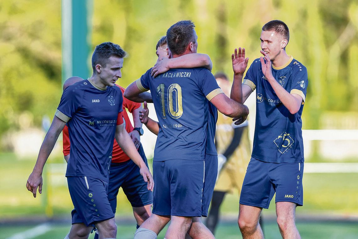 Piłkarze Racławiczek podczas sparingu z Naprzodem Jemielnica — akcja ofensywna na boisku