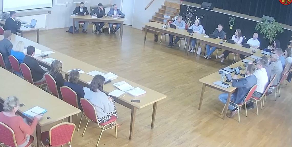 Radni Rady Miejskiej w Strzeleczkach podczas sesji w sali obrad