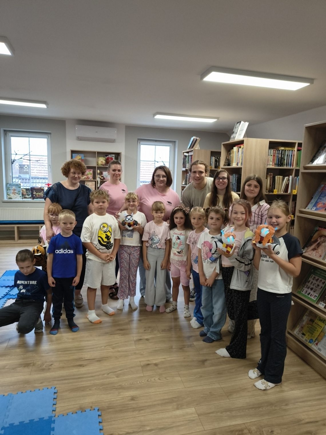 Roboty zamiast książek. W bibliotece w Strzeleczkach dzieci programowały bohaterów Harry’ego Pottera Dzieci programują roboty podczas warsztatów z kodowania w Gminnej Bibliotece Publicznej w Strzeleczkach
