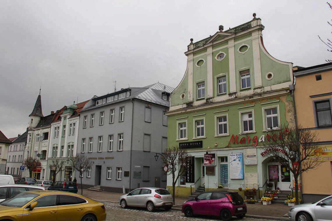 Rynek w Krapkowicach wieczorem, miejsce zgłaszanych zakłóceń spokoju