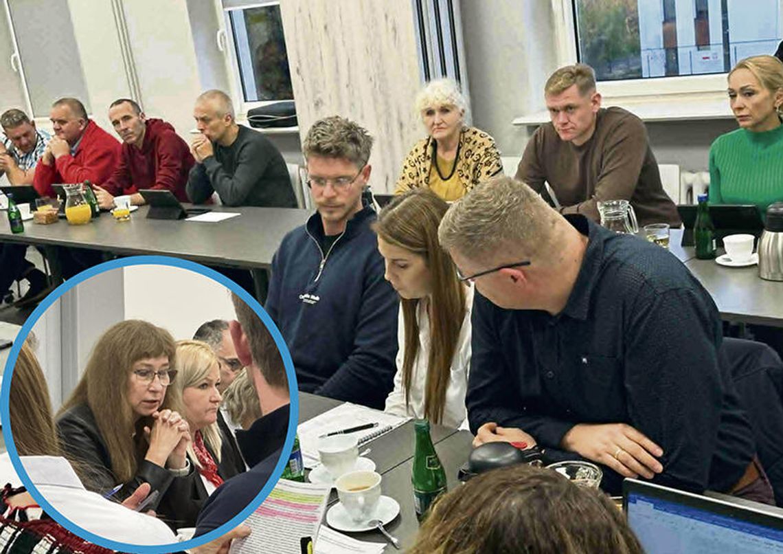 Rodzice protestujący na komisji edukacji w Krapkowicach przeciwko planowanemu połączeniu przedszkoli