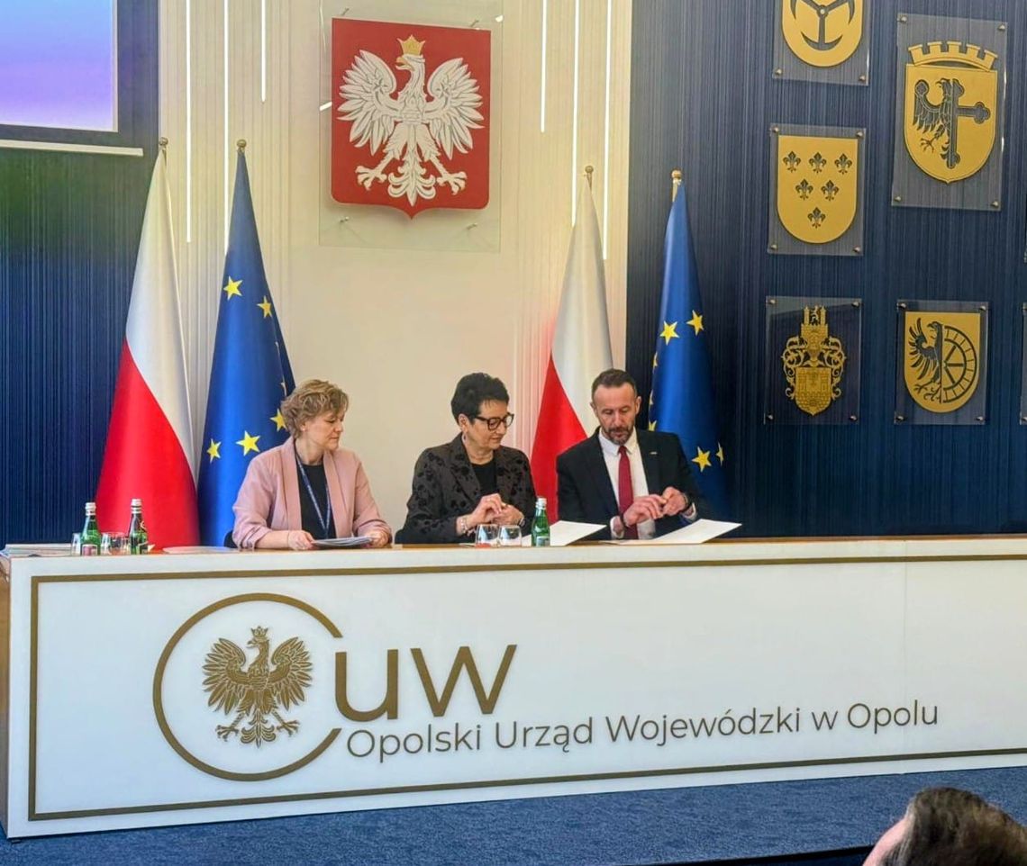 Burmistrz Sylwester Gidel podpisuje umowę o dofinansowaniu rozbudowy ulicy Zielonej w Zdzieszowicach w Urzędzie Wojewódzkim w Opolu