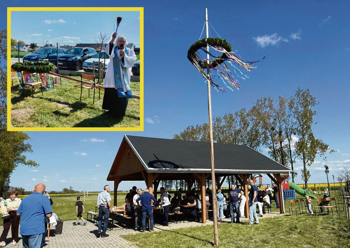 Rozkochów pielęgnuje śląskie tradycje. Wspólne stawianie moika połączyło mieszkańców kilku pokoleń Mieszkańcy Rozkochowa ustawiają tradycyjny moik w centrum miejscowości