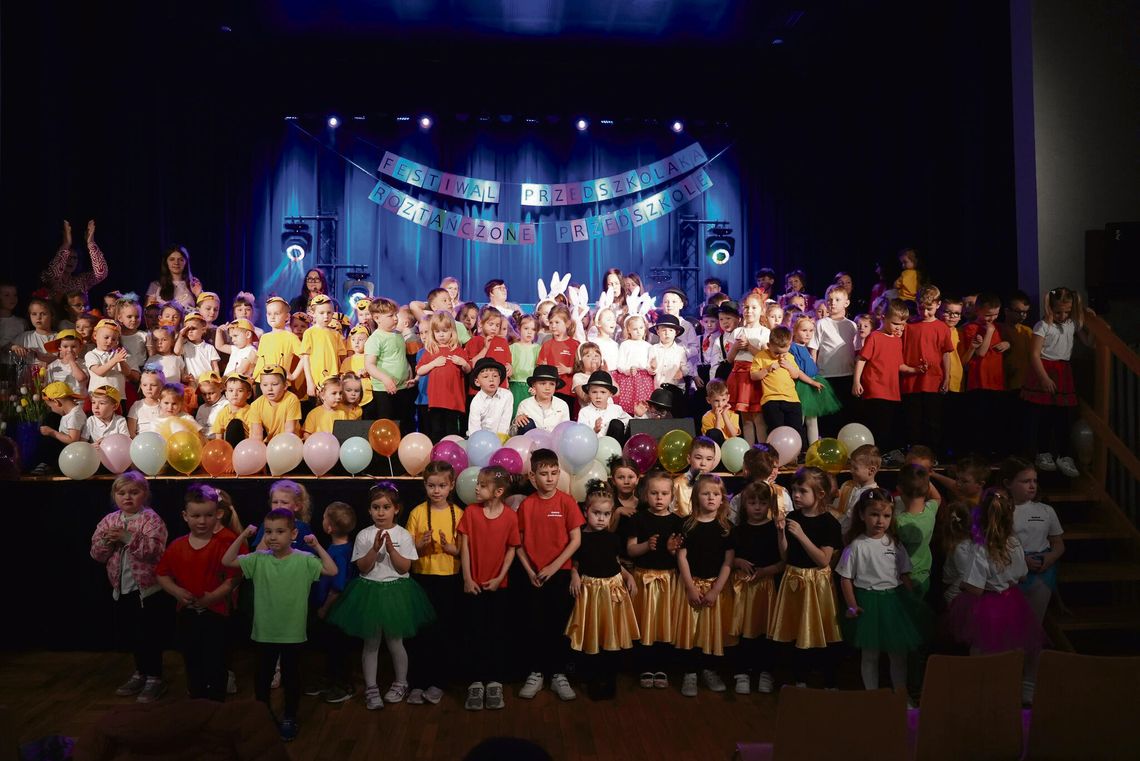 Dzieci występujące na scenie podczas Festiwalu Przedszkolaka „Roztańczone Przedszkole” w Walcach