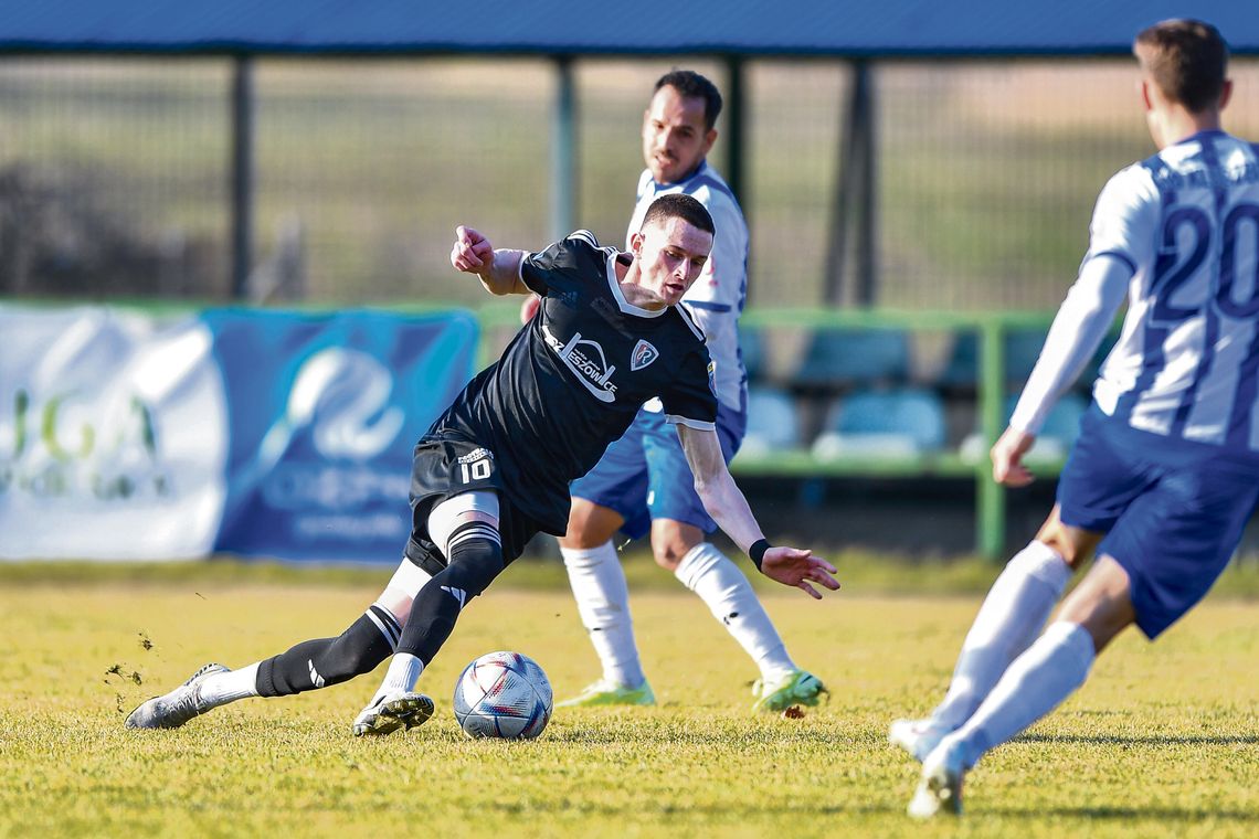 Piłkarze Ruchu Zdzieszowice świętują bramkę w derbowym meczu z LZS Walce
