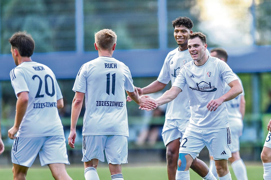 Ruch Zdzieszowice znów wygrywa! 4–2 ze Startem Namysłów i utrzymana przewaga nad Ozimkiem Piłkarze Ruchu Zdzieszowice podczas meczu ligowego na wyjeździe
