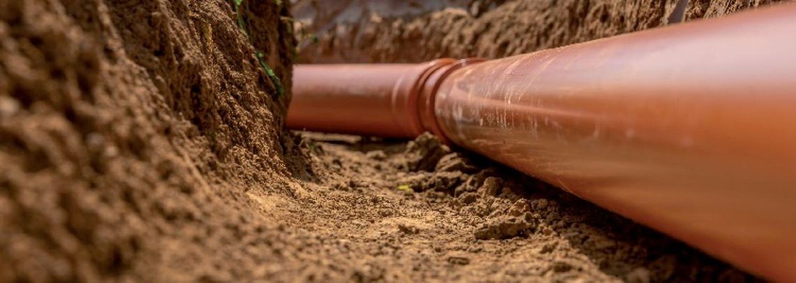 Ruszył trzeci etap budowy kanalizacji w Jasionej. Mieszkańcy muszą liczyć się z utrudnieniami Prace przy budowie kanalizacji sanitarnej na ulicy Polnej w sołectwie Jasiona w gminie Zdzieszowice.