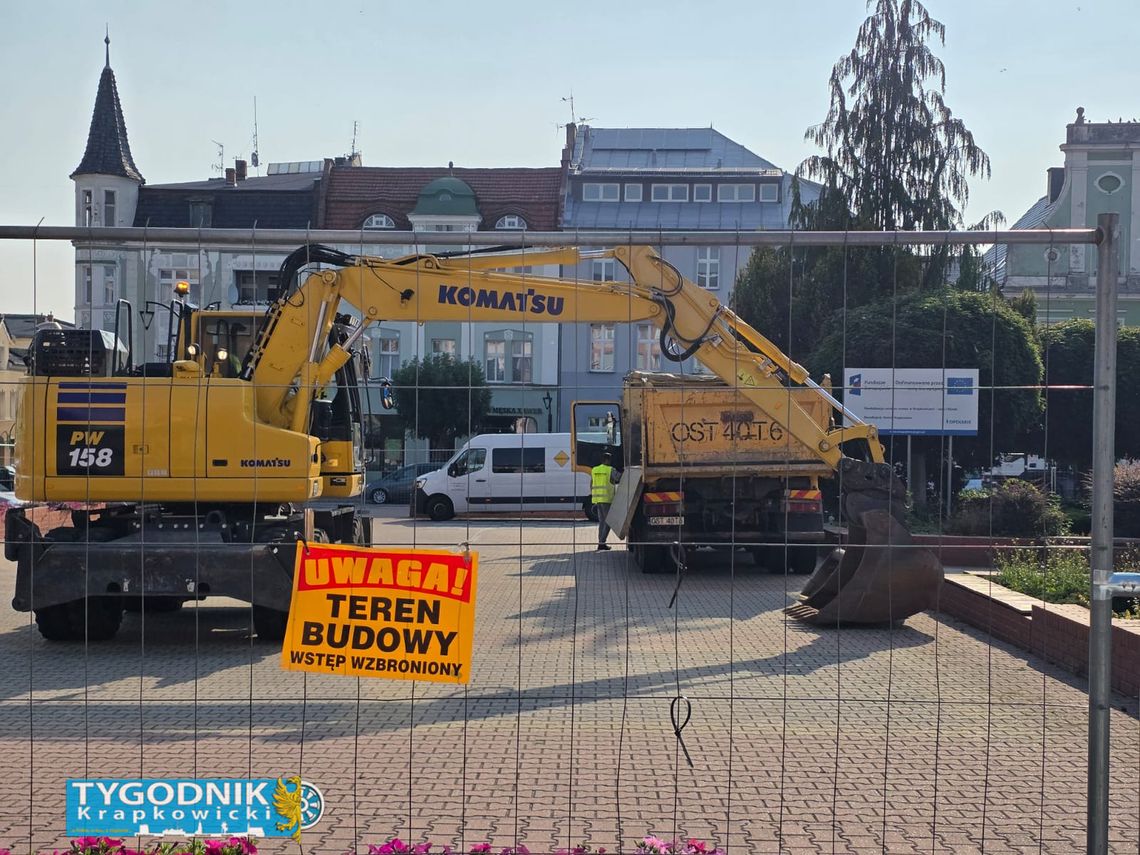 Ruszyła przebudowa krapkowickiego Rynku. Plac budowy został już ogrodzony