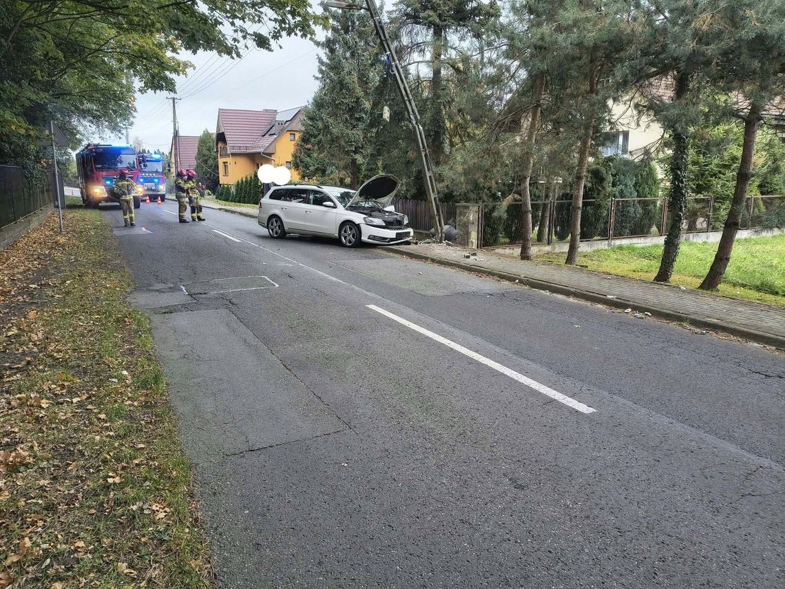 Passat uderzył w słup energetyczny w Rozwadzy Groźnie wyglądające zdarzenie w Rozwadzy. Passat uderzył w słup energetyczny