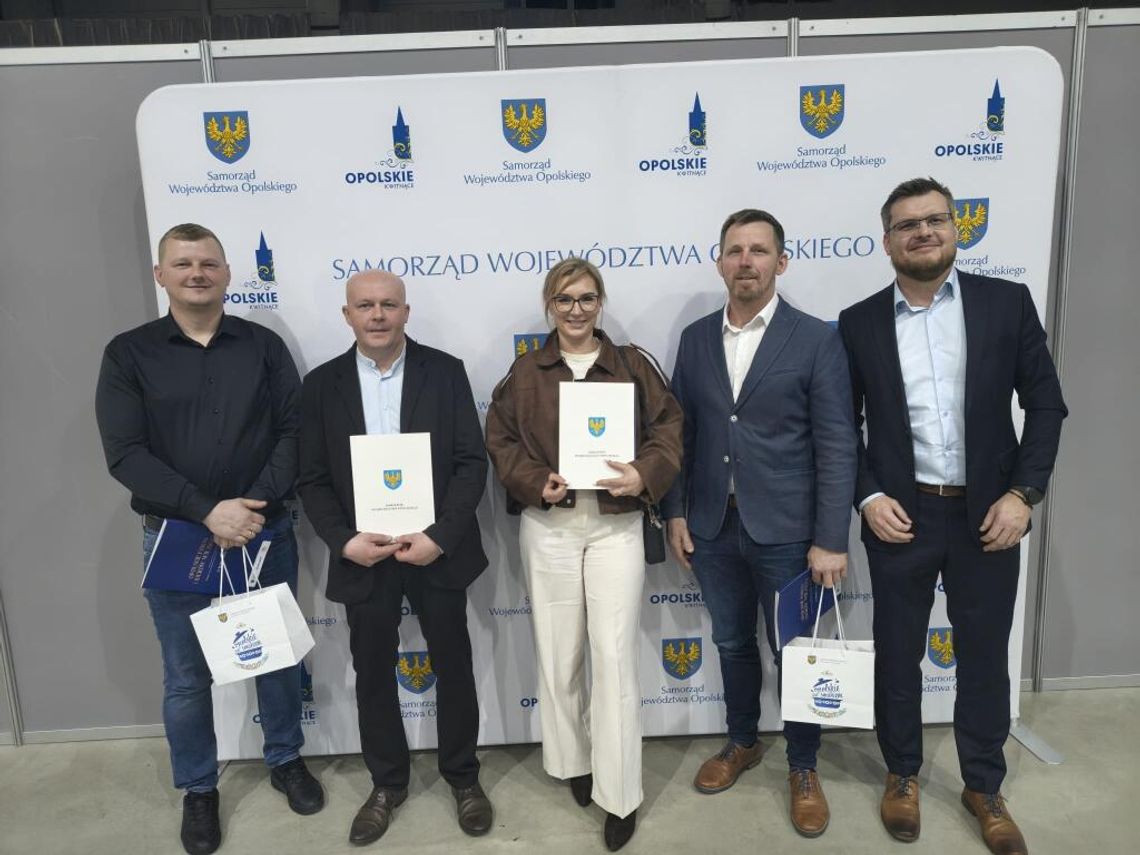 Uczestnicy konferencji Opolskiego Forum Liderów Wiejskich w Opolu podczas wręczenia wyróżnień dla sołectw Ścigów i Łowkowice