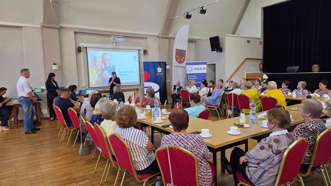 na zdjęciu Policjanci i burmistrz Marek Pietruszka podczas spotkania z seniorami w Strzeleczkach