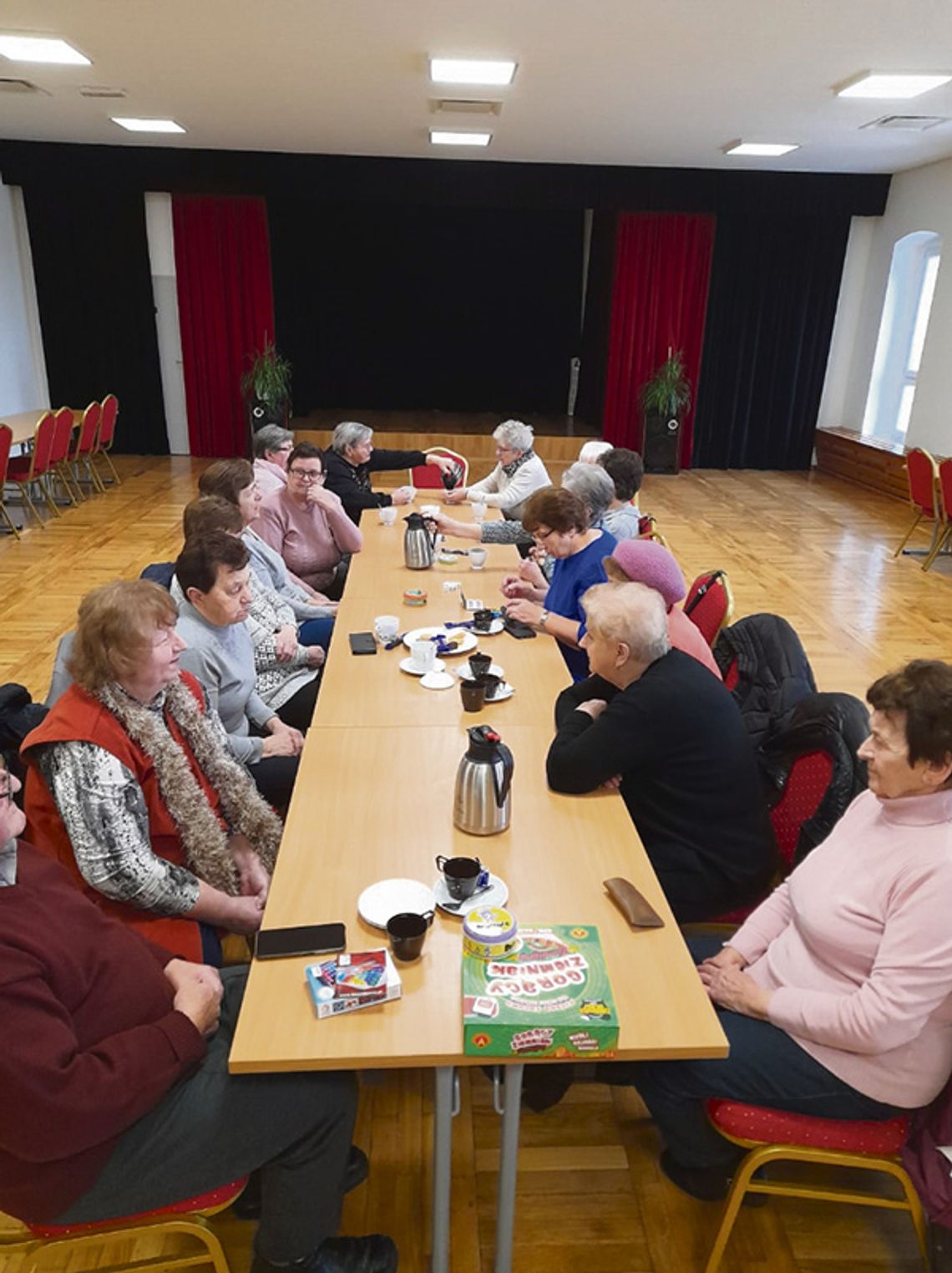 Seniorzy grali w planszówki