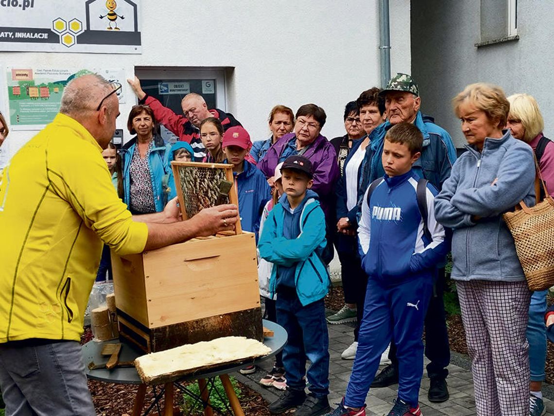 Seniorzy z dziećmi razem na wycieczce