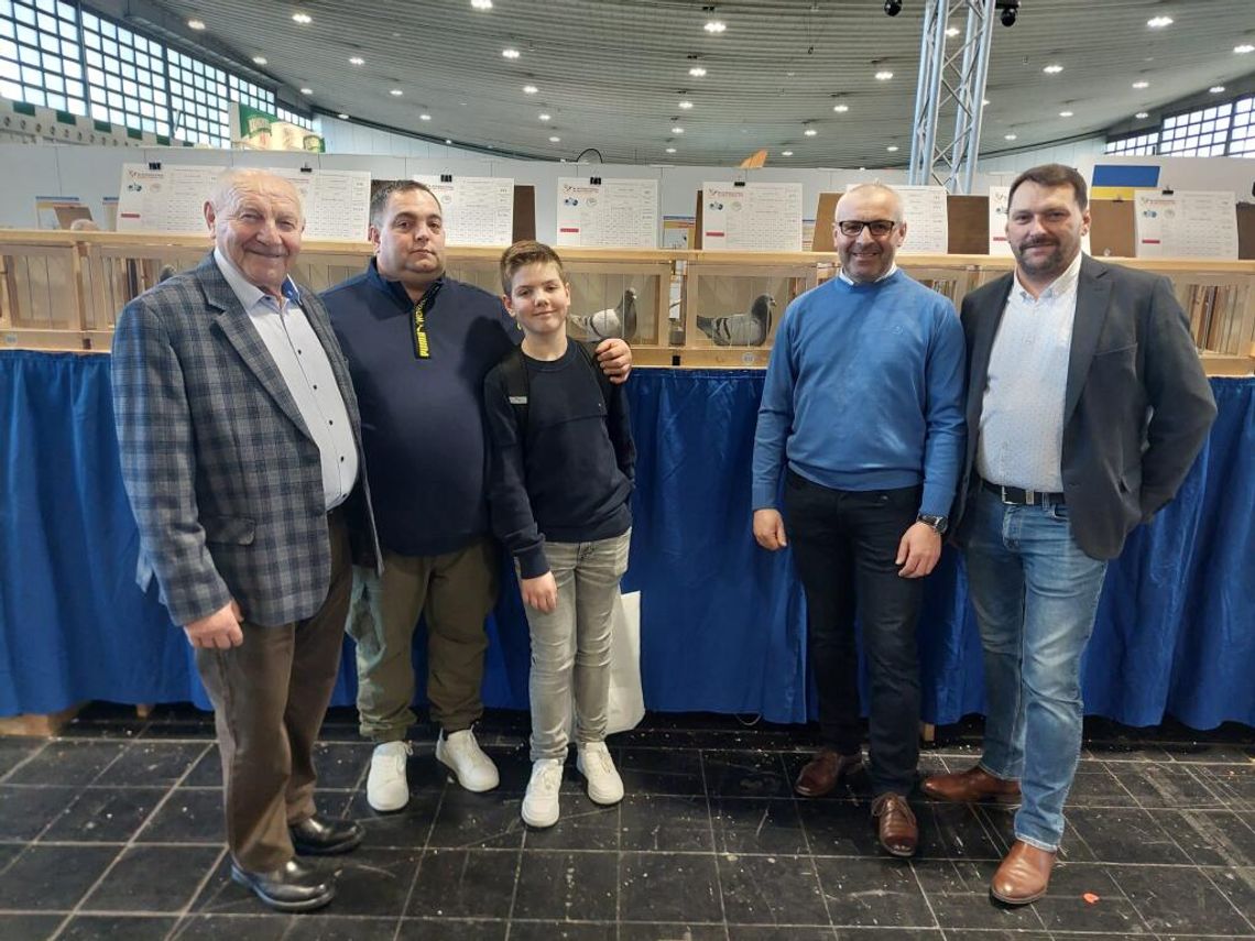 Sensacja w Dortmundzie! Hodowcy z Opolszczyzny podbili Olimpiadę Gołębi Pocztowych Medalista Olimpiady Gołębi Pocztowych z Opolszczyzny prezentuje nagrodzonego gołębia podczas zawodów w Dortmundzie.