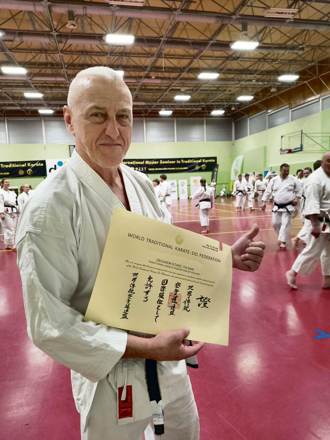 Sensei Zbigniew Sitarz odbiera 7. dan podczas Międzynarodowego Seminarium Karate w Zielonej Górze